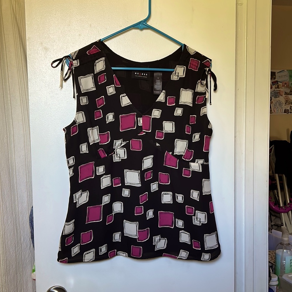 Sleeveless blouse, geometric print. Size 12